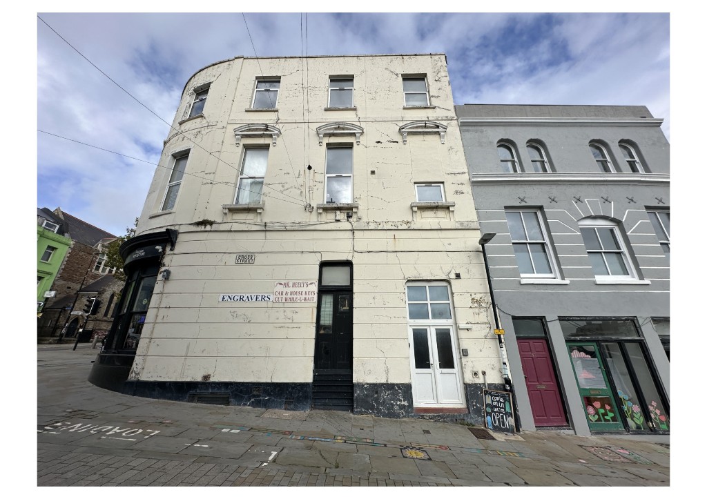 Lot: 66 - FREEHOLD MIXED USE INVESTMENT - External of property from Side (Flat Access)